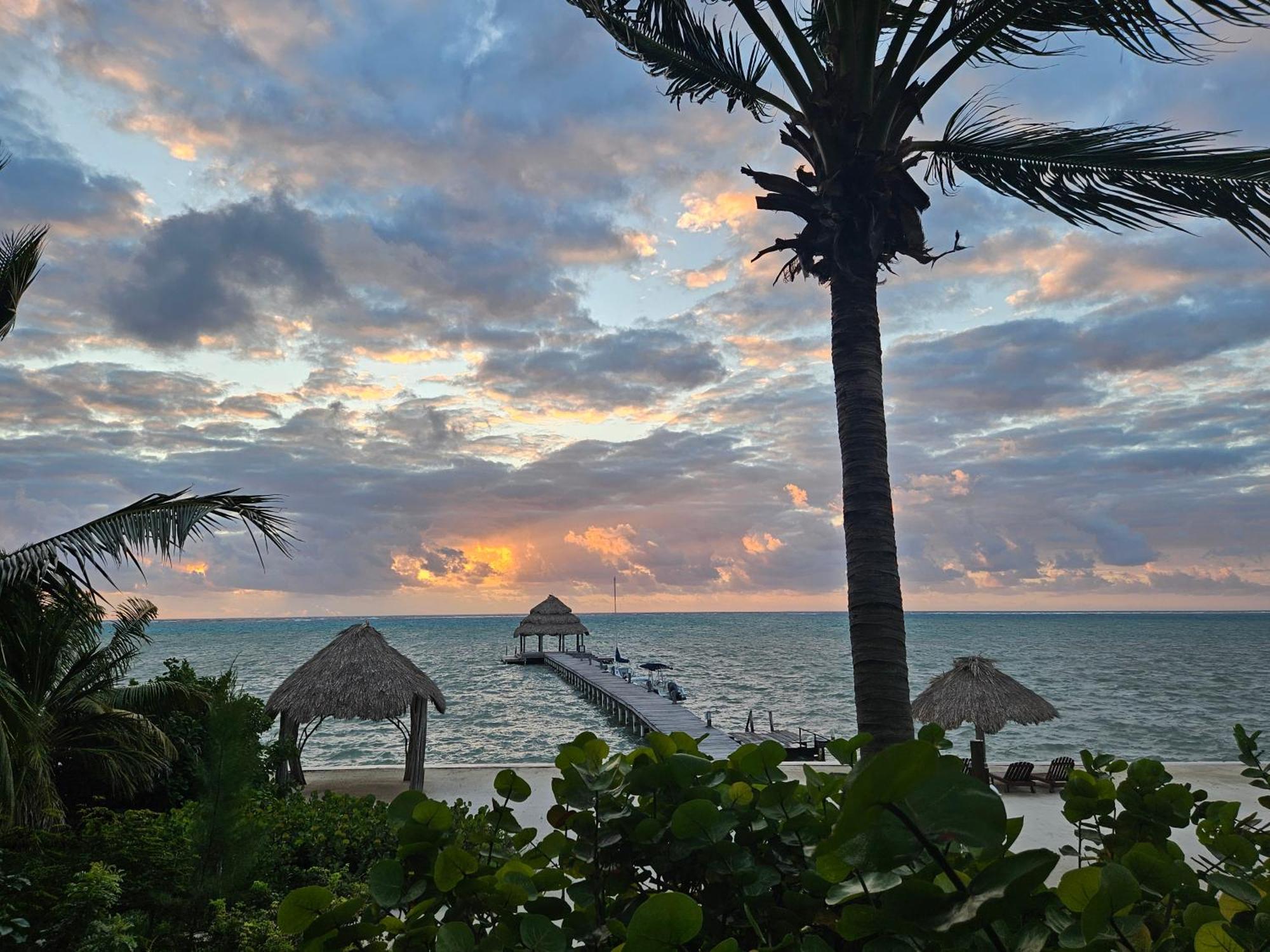 Xanadu Island Resort San Pedro  Exteriör bild